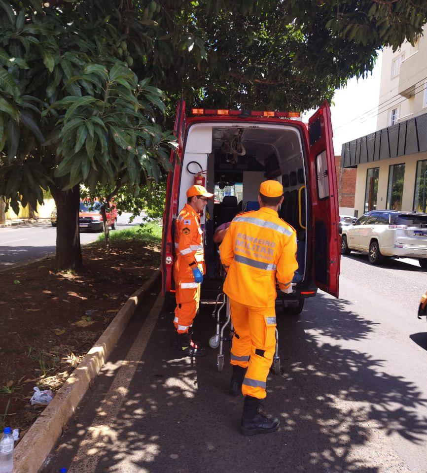 Motociclista recebeu atendimento do Corpo de Bombeiros após acidente na manhã desta sexta-feira (7), no bairro São Benedito. (Foto/Divulgação/CBMMG)
