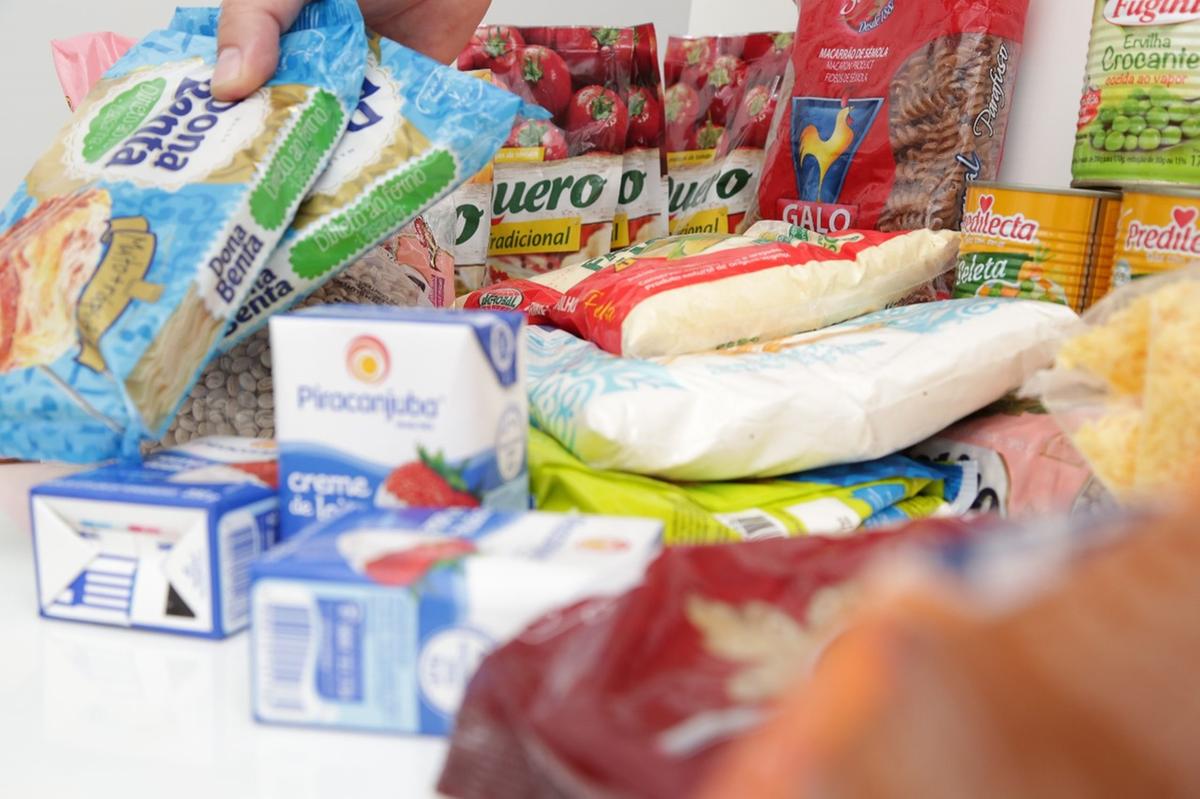 Pesquisa considera 35 produtos, sendo 23 alimentícios e 12 de limpeza e higiene pessoal, pesquisados em cinco supermercados da cidade (Foto/Reprodução)