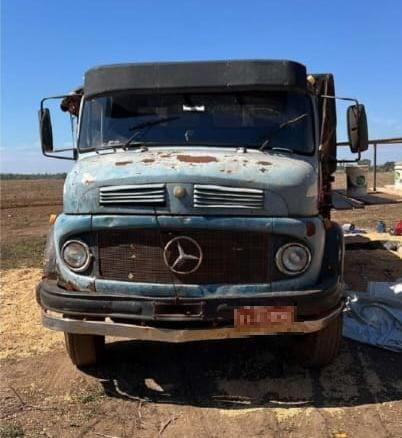 Caminhão Mercedes-Benz L1113 e carga de soja recuperada durante a operação integrada das polícias Civil e Militar, na zona rural de Conceição das Alagoas (Foto/Divulgação)