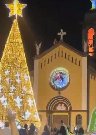 Com o auxílio do Corpo de Bombeiros, Papi Noel desceu a basílica de rapel (Foto/Divulgação)