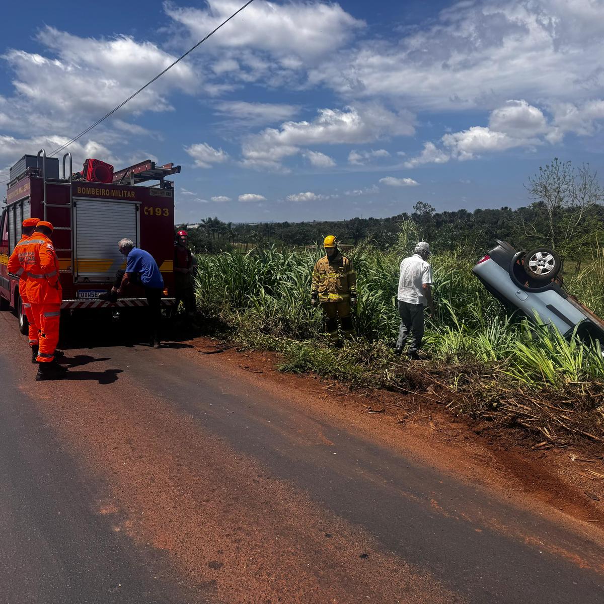 Apesar do impacto os ocupantes saíram ilesos (Foto/Divulgação Corpo de Bombeiros)