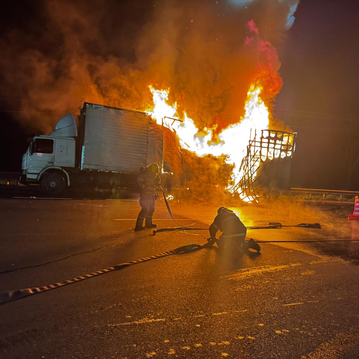 De acordo com informações dos bombeiros, o fogo começou em uma das rodas da tração do veículo e rapidamente se espalhou pela carroceria, atingindo toda a carga (Foto/Divulgação)