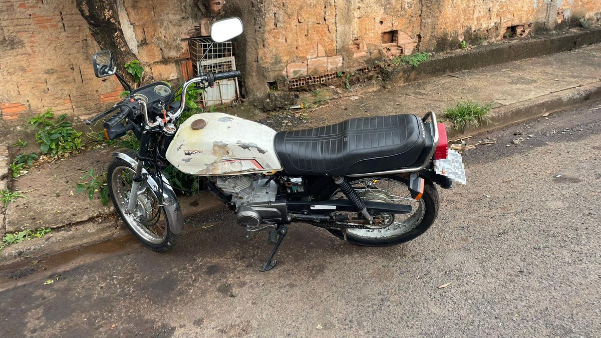 Motociclista foi detido na avenida do Contorno com moto adulterada e após admitir ter usado maconha momentos antes da abordagem. (Foto/Divulgação/PMMG)