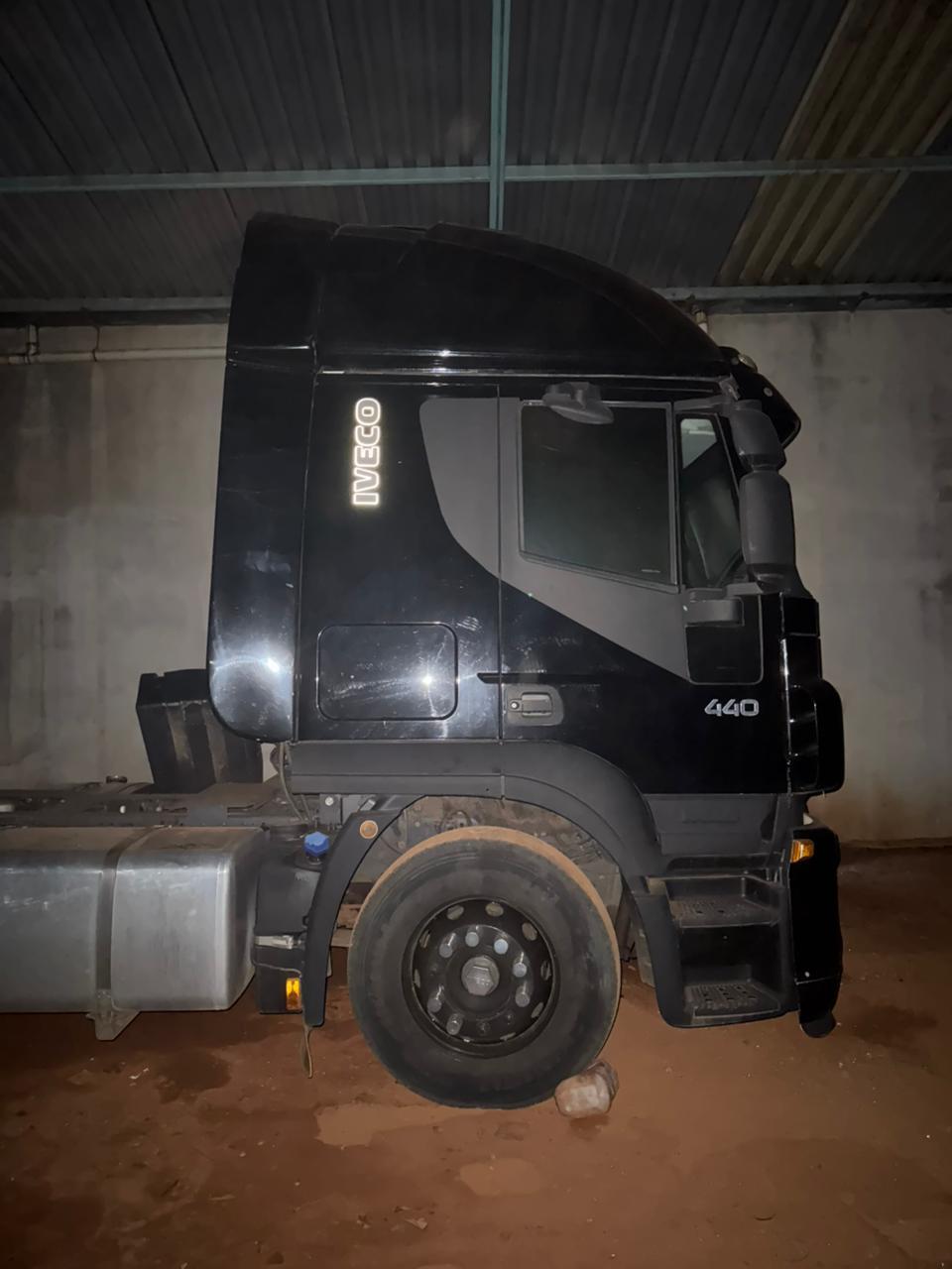 Caminhão roubado em São Paulo foi localizado em galpão de Uberaba; local já havia sido usado para esconder outro veículo roubado. (Foto/Divulgação/PMMG)