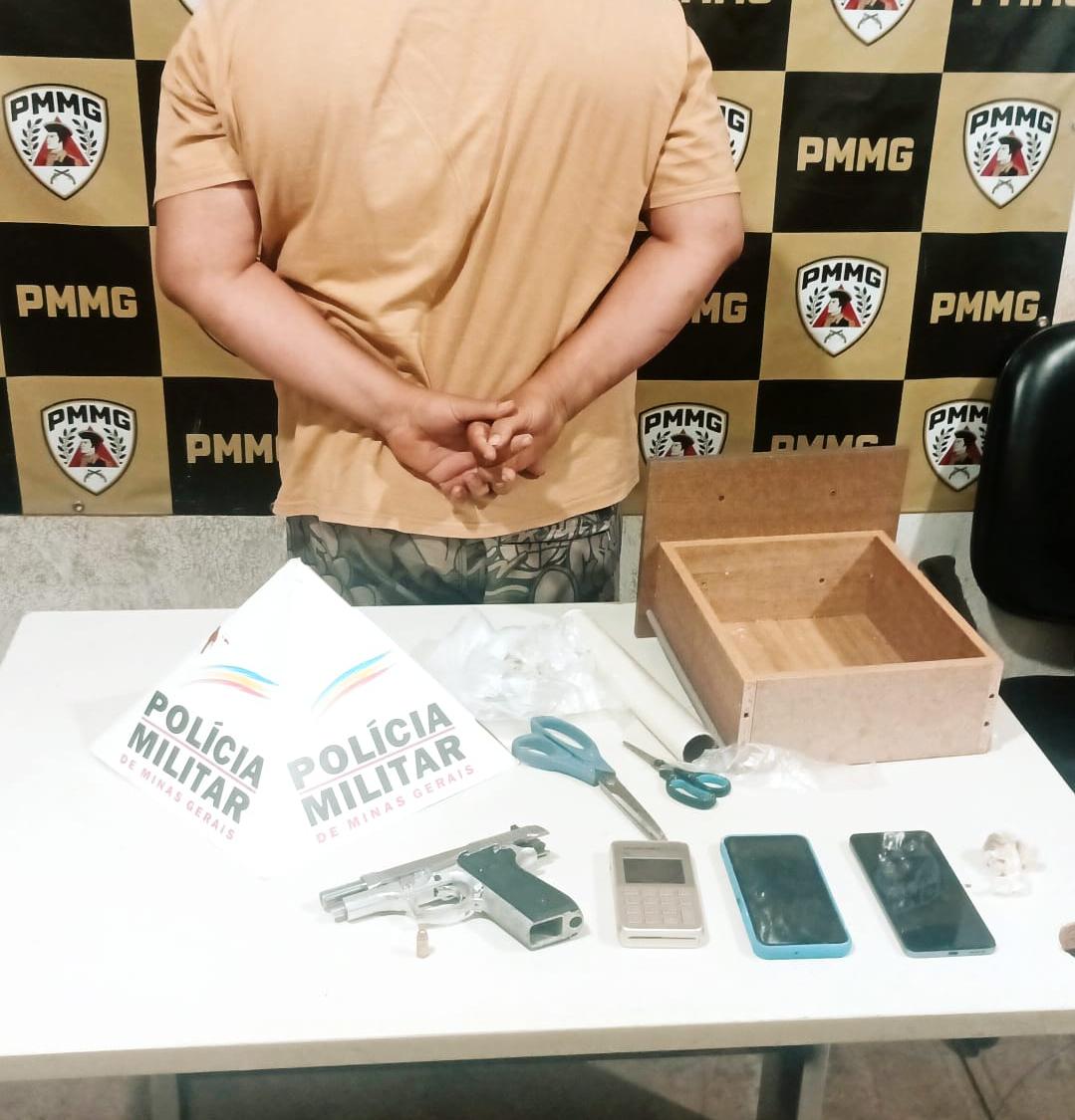 Homem tentou fugir da PM em alta velocidade no bairro Alfredo Freire; durante a abordagem, foram encontrados uma arma de fogo e munição dentro do carro. (Foto/Divulgação/PMMG)