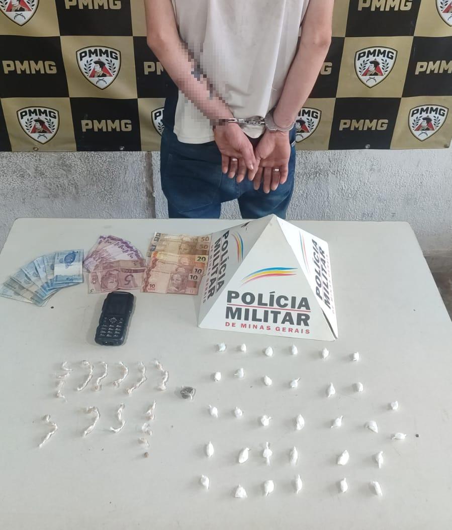 Suspeito tentou fugir ao ver a viatura, mas foi preso em flagrante nos “Predinhos” com crack, cocaína, maconha e dinheiro do tráfico. (Foto/Divulgação/PMMG)