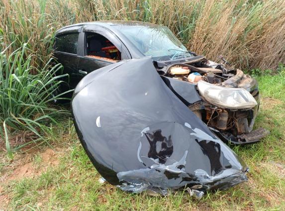 Gol saiu da pista e colidiu lateralmente com caminhão prancha na LMG-798, em Uberaba. (Foto/Divulgação/PMMG)