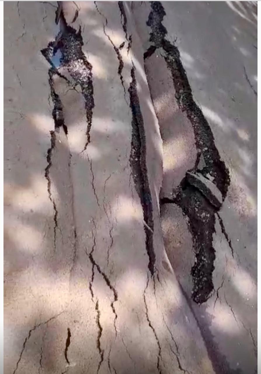 Em nota, a Codau informou que &#34;foi verificado o entupimento da rede de esgoto associado a uma quebra parcial da estrutura, o que provocou o abatimento do asfalto&#34; (Foto/Reprodução)