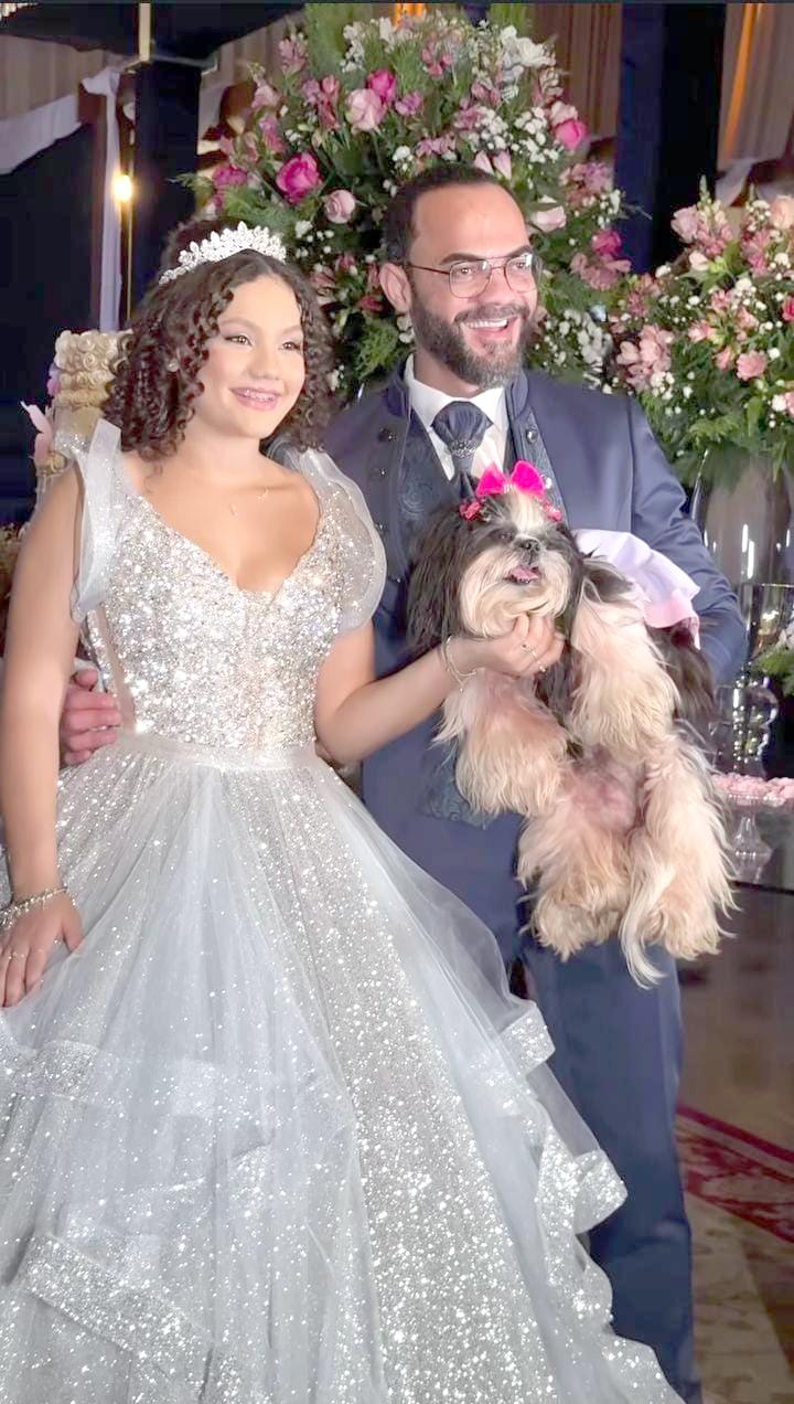 Sophia Oliveira foi a bela debutante do fim de semana, com festa linda, digna de princesa, na foto a bela, ao lado do pai, Jose Carlos de Oliveira e da fofa Catarina (Foto/Arquivo pessoal)