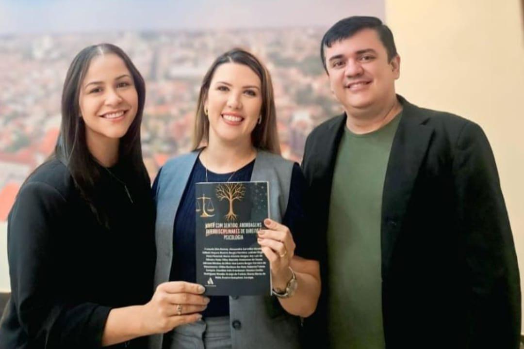 Elisa recebe exemplar das mãos de François Ramos e Leilane Vieto (Foto/Divulgação)