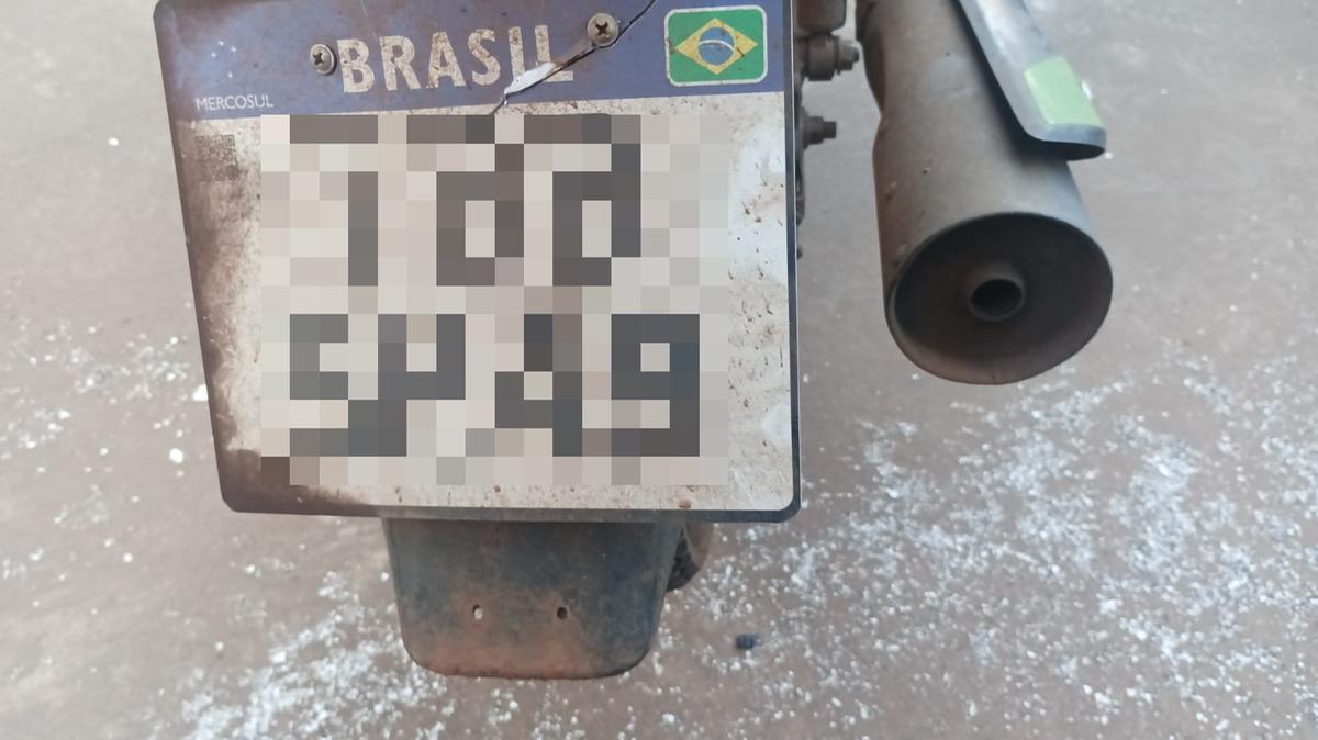 Motocicleta apreendida pelo Tático Móvel após constatação de adulteração no motor, em ocorrência registrada no bairro Costa Teles. (Foto/Divulgação/PMMG)