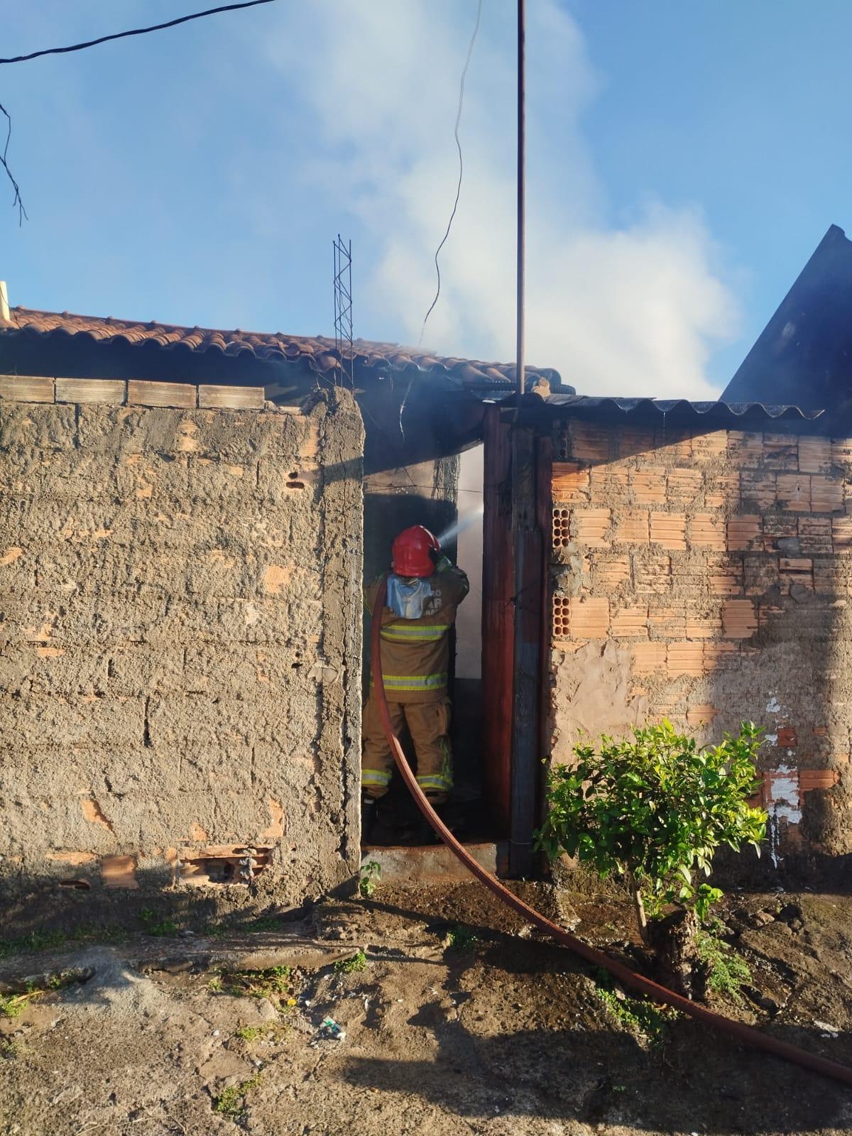 As chamas atingiram apenas um cômodo e foram rapidamente controladas pela equipe de combate a incêndios (Foto/Divulgação)