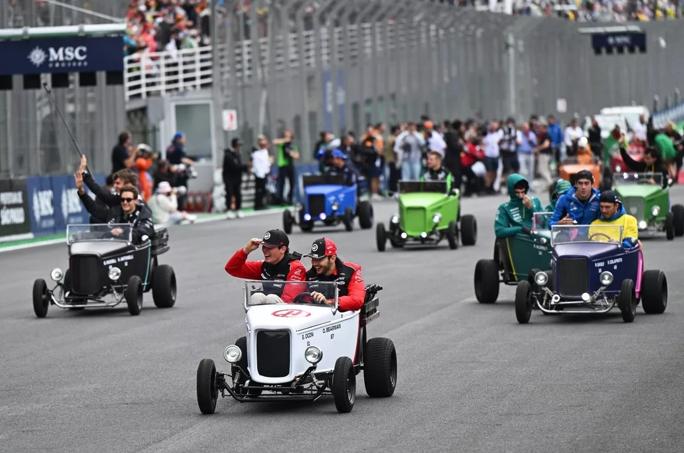 O desfile dos pilotos antes da corrida normalmente realizado em cima de um caminhão este ano foi totalmente diferente e engraçado ou cômico como preferir. Parabéns para a organização do evento. Muito divertido. Show (Foto/Reprodução)