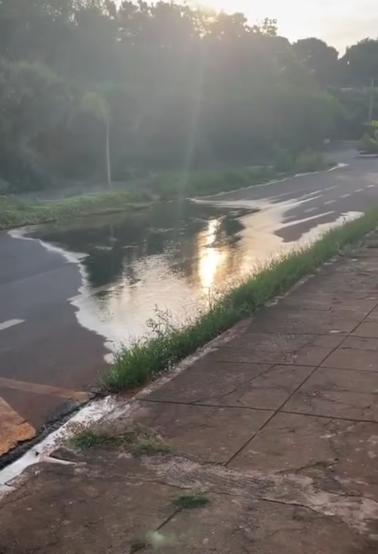 De acordo com o denunciante, o problema já foi comunicado à Codau por diversas vezes. Entretanto, após dias de contato com a companhia de água, o reparo não havia sido realizado até o momento (Foto/Reprodução)