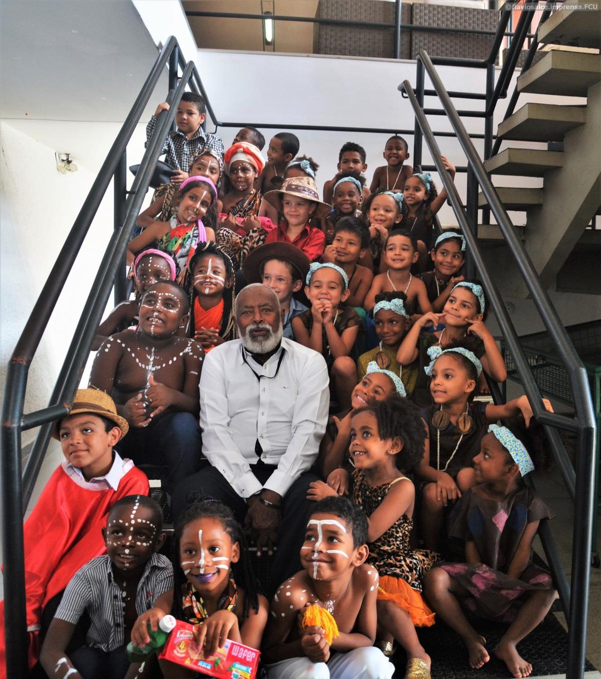 No centro, o professor Antônio Carlos Marques, cercado por crianças, em um momento de incentivo à cultura na Biblioteca Municipal de Uberaba (Foto/Divulgação)