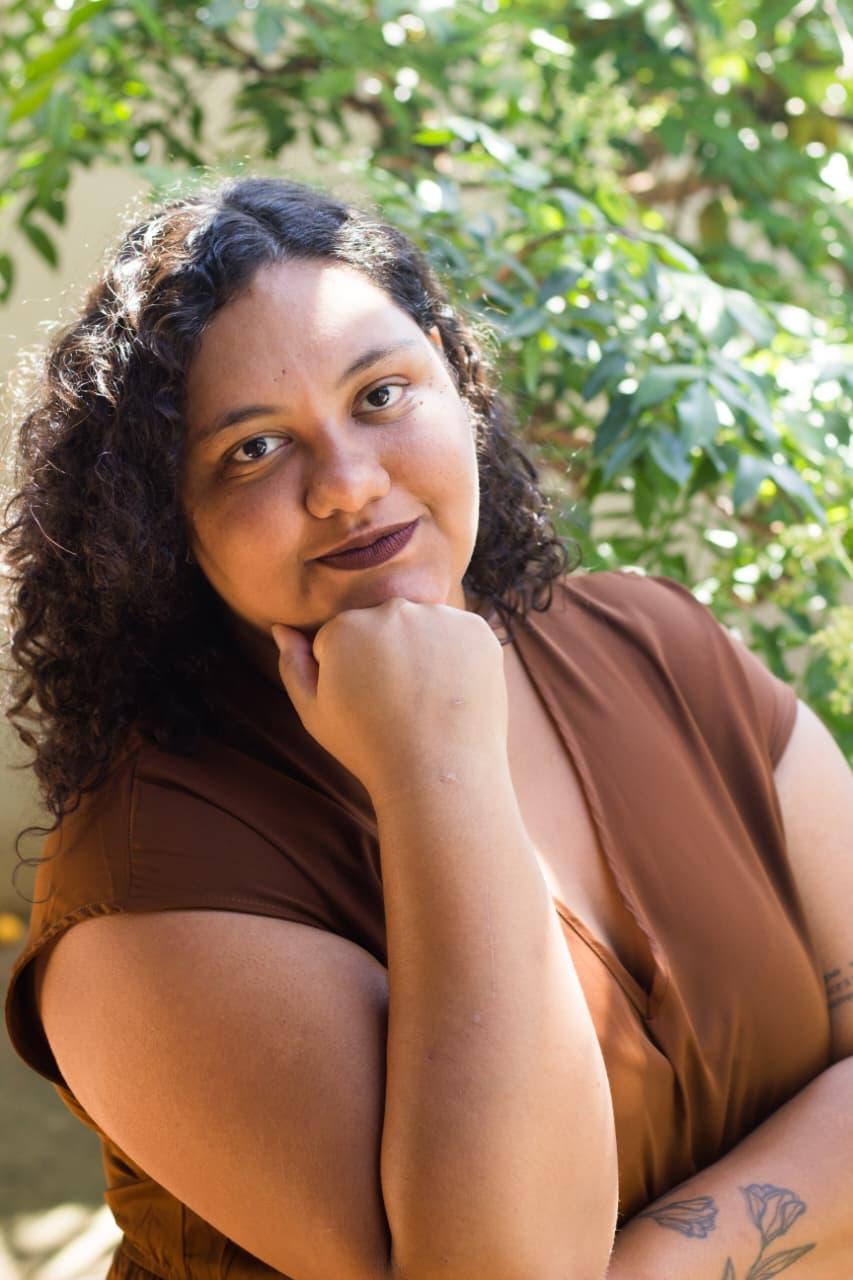 A escritora e jornalista Diandra Tomaz, autora da obra (Foto/Divulgação)