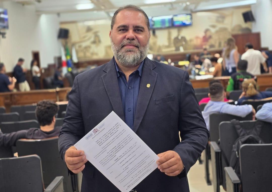 Túlio exibe original do projeto votado e aprovado (Foto/Divulgação)