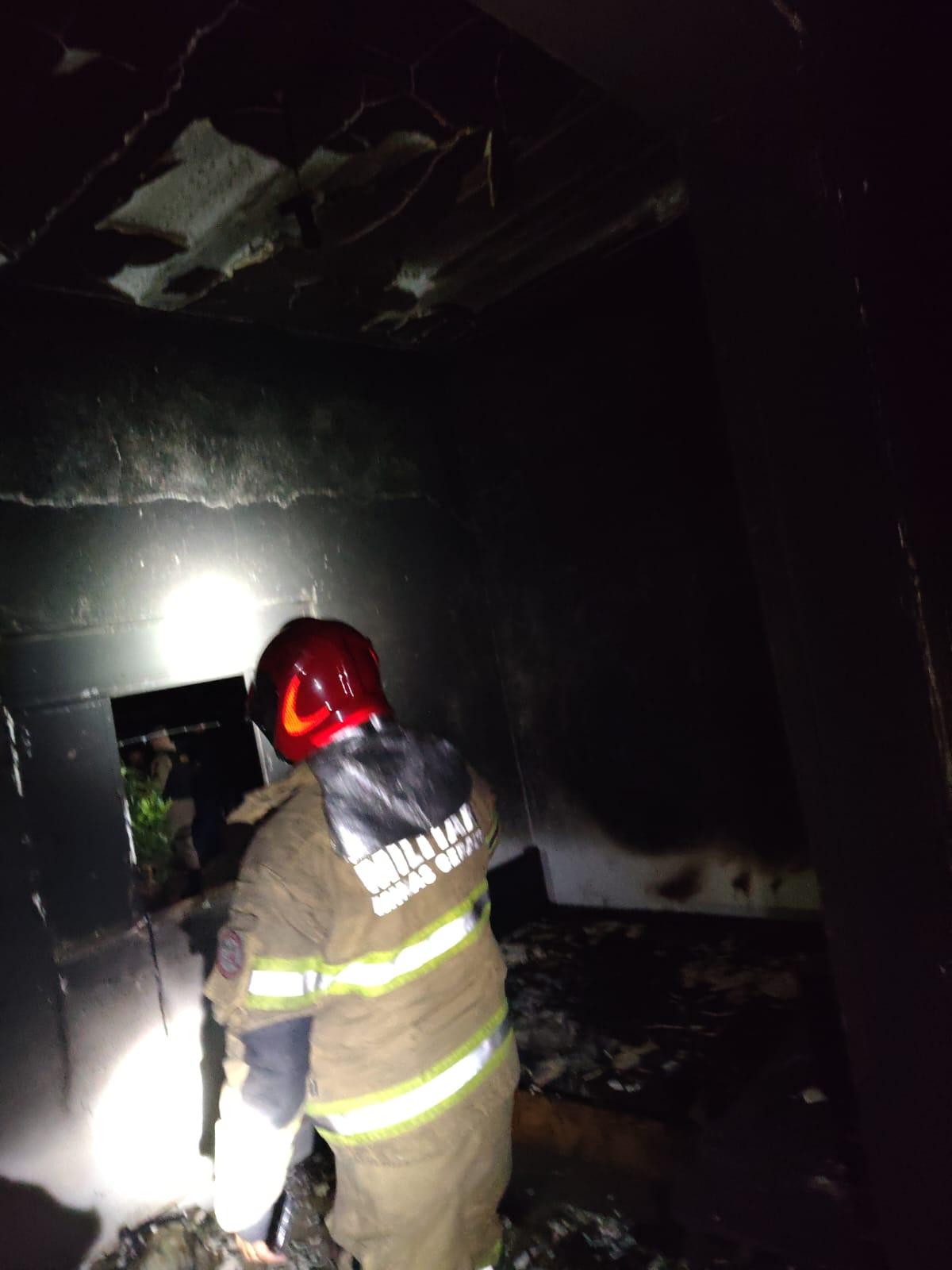 O incêndio causou danos significativos ao imóvel, deixando as paredes chamuscadas e destruindo diversos móveis e objetos (Foto/Divulgação)