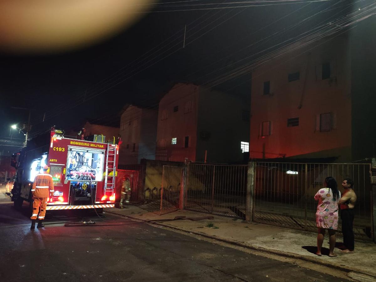 O fogo destruiu uma geladeira, um armário de madeira, o revestimento das paredes e parte da instalação elétrica do imóvel. Todo o apartamento ficou chamuscado (Foto/Divulgação)