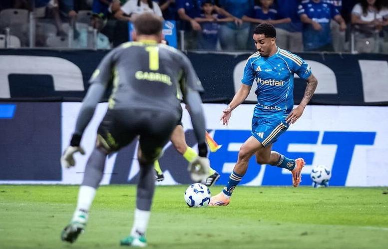 Meia Christian, do Cruzeiro, em duelo contra o Sport, pelo Brasileirão 2025 (Foto/Reprodução)