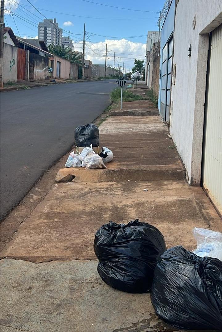 “Entrei em contato na segunda-feira para reclamar e me informaram que já havia um chamado em aberto na rua. Acredito que tenha sido algum vizinho, já que o caminhão não recolheu os sacos de ninguém”, contou um morador (Foto/Reprodução)