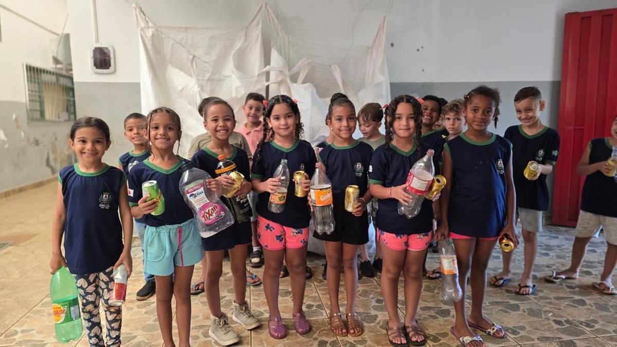 Durante o período da campanha, cada aluno pode contribuir levando garrafas plásticas e latinhas de alumínio para a escola (Foto/Divulgação)