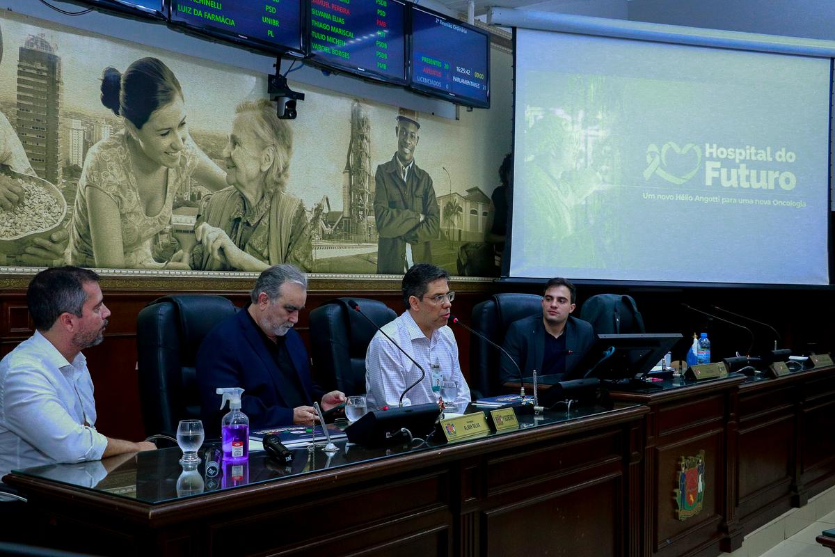 Membros da direção do Hospital Hélio Angotti estiveram ontem no plenário da Câmara para apresentar o projeto do Hospital do Futuro, que terá área doada pelo município, a ser apreciada no Legislativo (Foto/Divulgação)