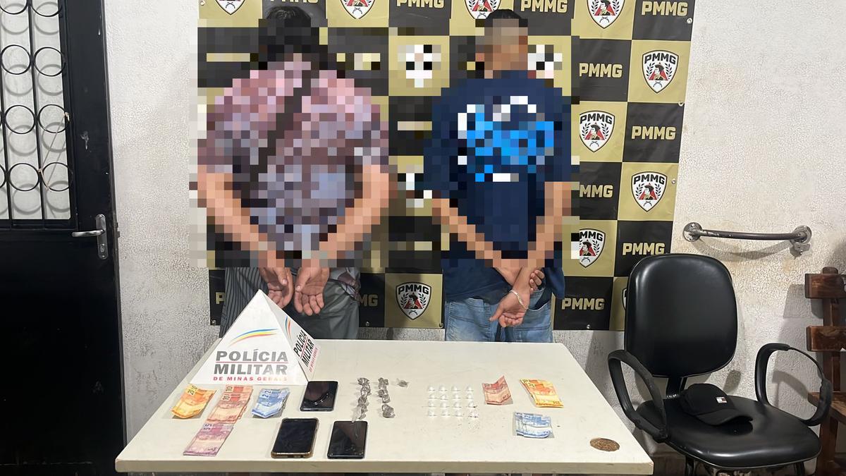 Drogas, dinheiro e celulares apreendidos durante operação em bar de Uberaba. (Foto/Divulgação/PMMG)