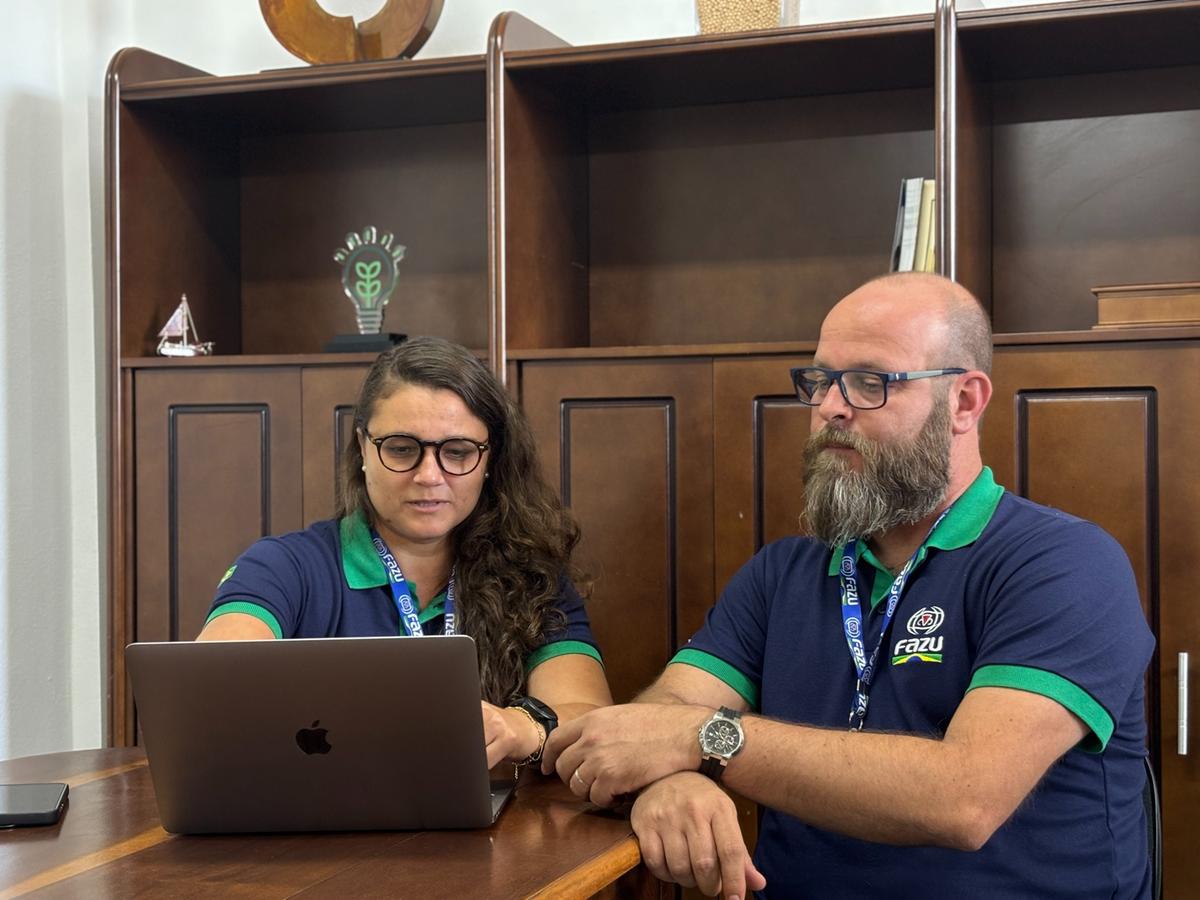 Na foto, os coordenadores dos cursos de Contabilidade e Administração da Fazu, Michelle e Luciano (Foto/Divulgação)