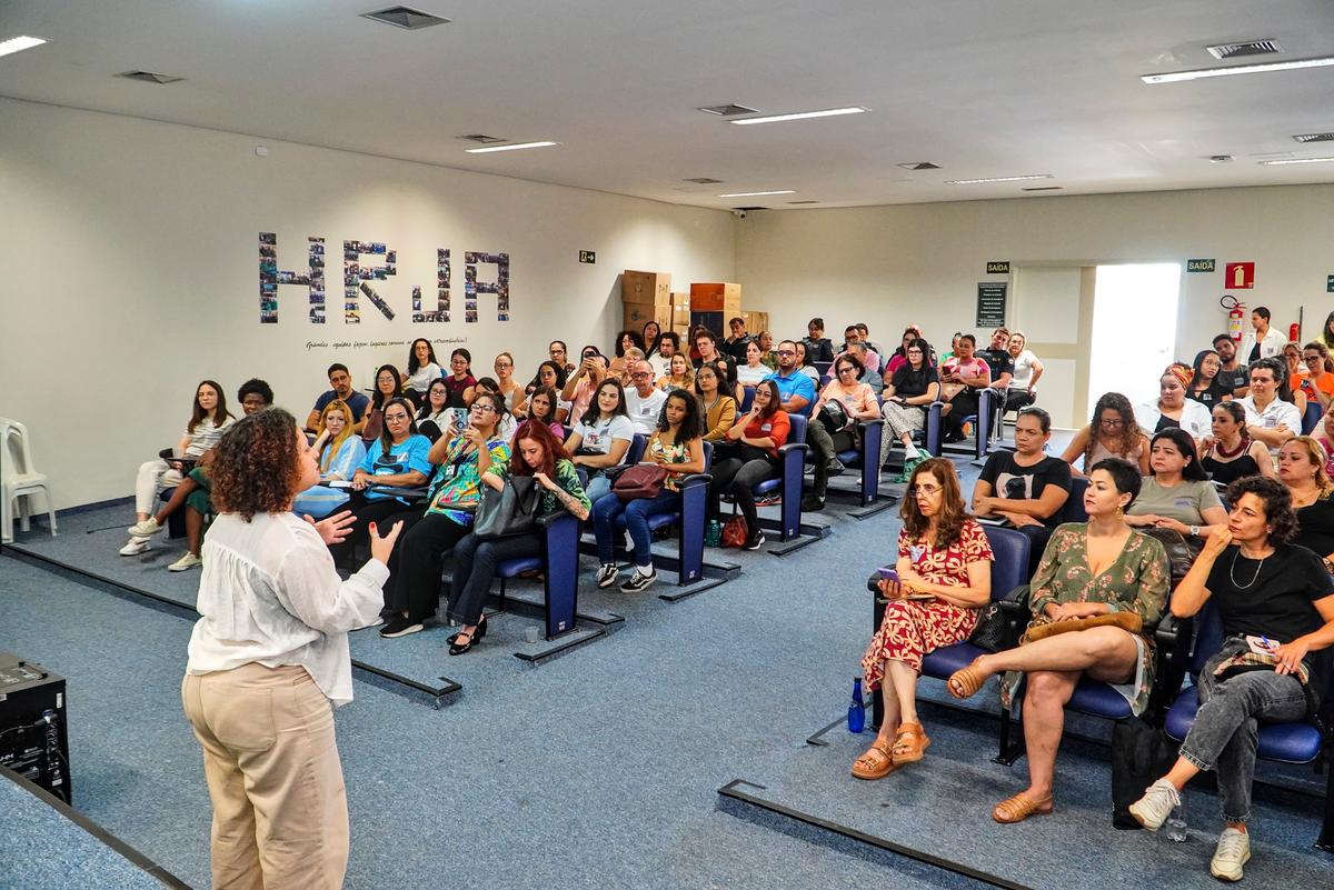 Formação reúne equipes da rede de proteção à mulher para aprimorar o acolhimento e o encaminhamento de vítimas de violência. (Foto/Divulgação/PMU)