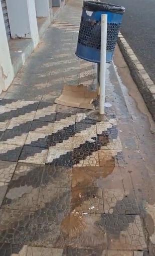 De acordo com a denunciante, o problema reapareceu no início desta semana e, desde então, vem gerando acúmulo de água e desperdício (Foto/Reprodução)