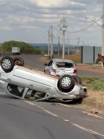 Um dos veículos capotou após a colisão (Foto/Divulgação)
