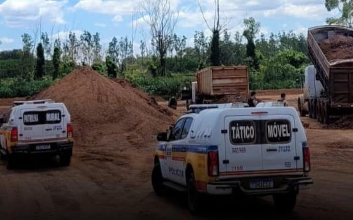 Carretas apreendidas pela Polícia Militar na avenida Filomena Cartafina, durante operação que flagrou o transporte de fertilizante furtado (Foto/Divulgação)