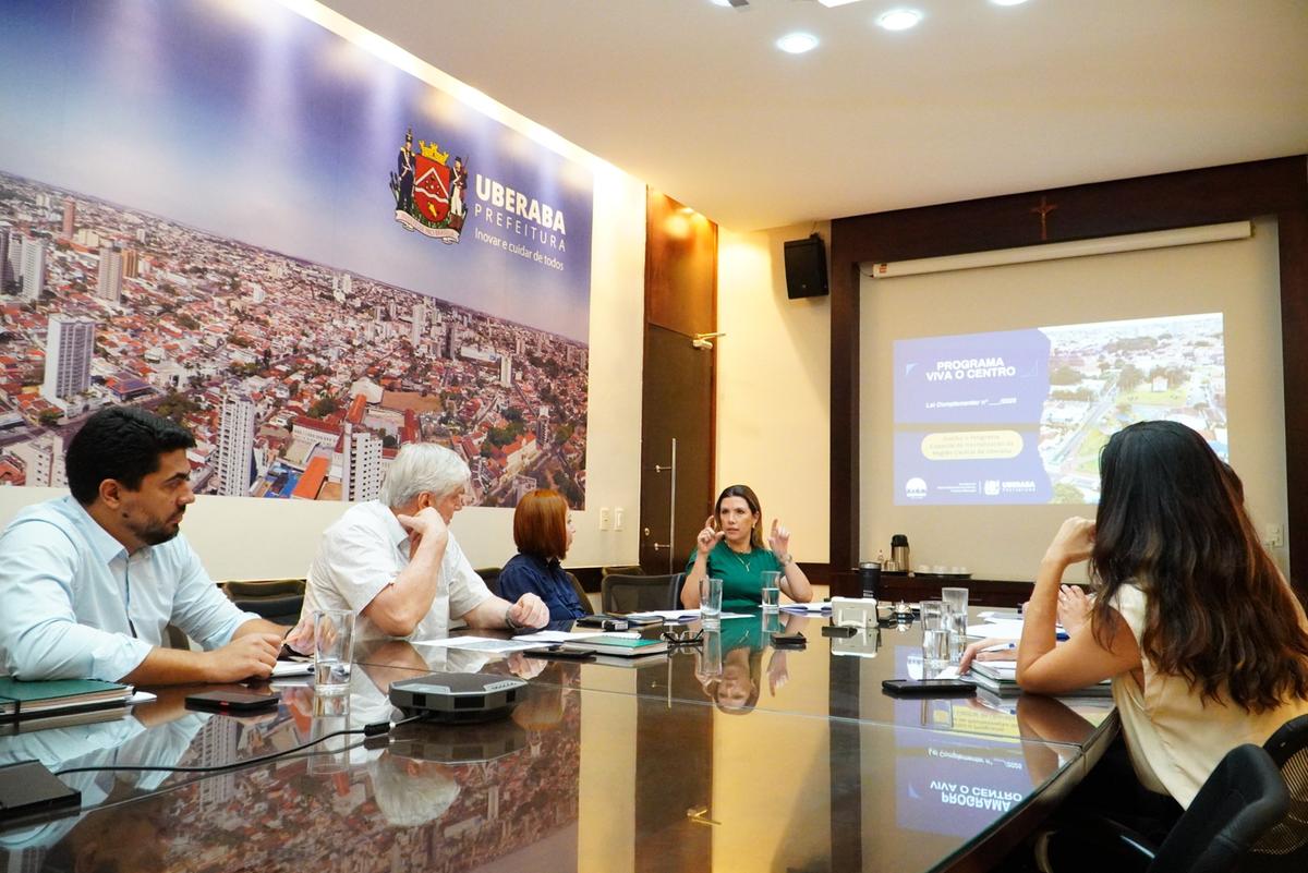 Projeto de concessão de incentivos fiscais para empreender no centro foi finalizado durante reunião da prefeita com secretários na semana passada (Foto/Lilian Veronezi/PMU)