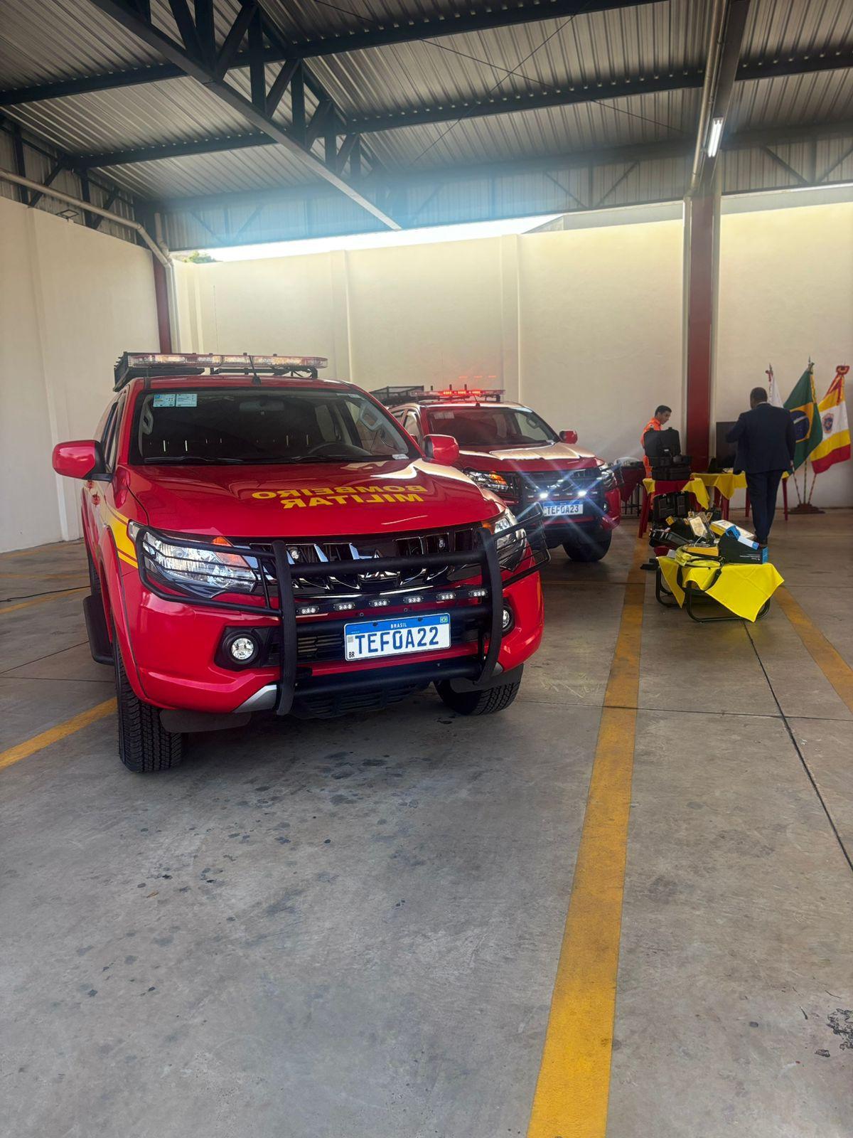 Solenidade em que o Corpo de Bombeiros reebei as novas viaturas e equipamentos (Foto/Divulgação)
