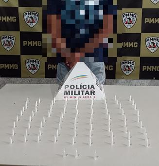 Invólucro com 84 pinos de cocaína foi encontrado escondido sob concreto em meio a entulhos. (Foto/Divulgação/PMMG)