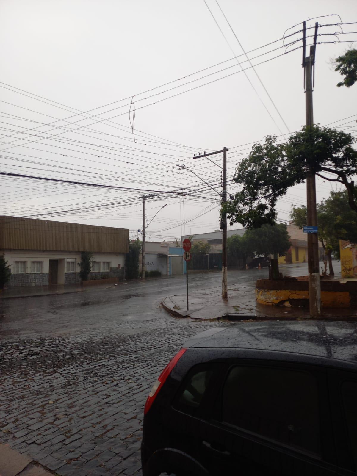 Apesar de não ter sido intensa, chuma amenizou o calor que atingiu Uberaba nos últimos dias (Foto/Juliana Corrêa)