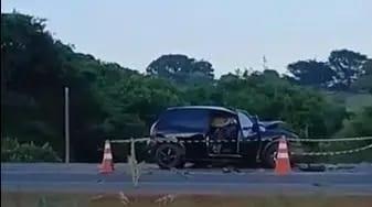 Automóvel ficou completamente destruído após colisão frontal, no km 227 da MGC-452, em Santa Juliana (Foto/Divulgação)