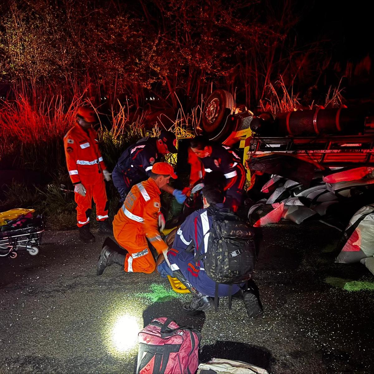 No impacto, banco, volante e painel pressionaram as pernas e a região pélvica do motorista contra o teto da cabine, causando o encarceramento físico da vítima (Foto/Divulgação/CBMMG)