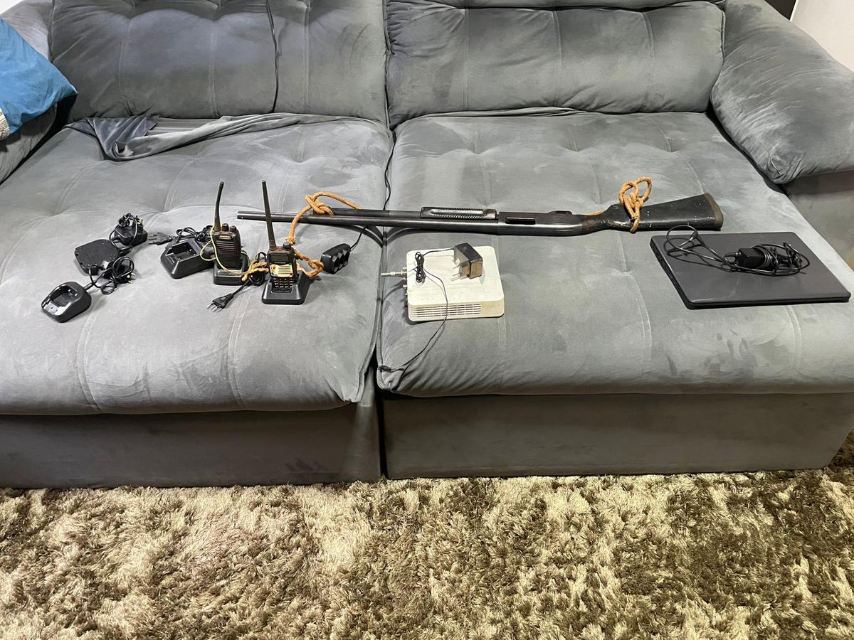 Operação coordenada resulta na prisão de integrantes de organização criminosa e na apreensão de objetos ligados ao tráfico e outros crimes. (Foto/Divulgação/PMMG)