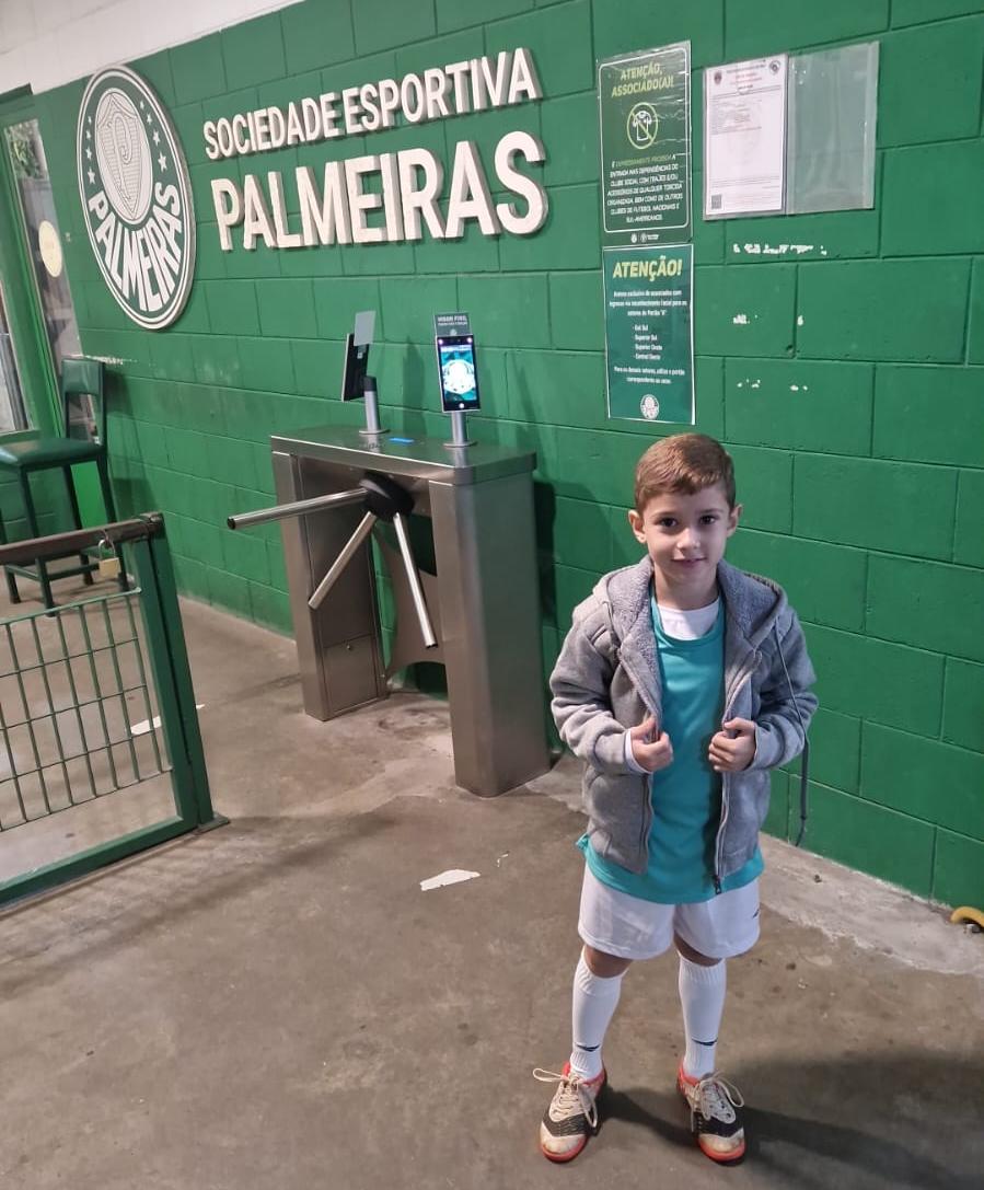 Bernardo concilia a rotina de treinos com os estudos e afirma que o futebol é seu grande sonho, desejando um futuro profissional e títulos importantes (Foto/Reprodução)