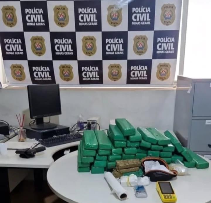 Polícia Civil apreendeu cerca de 50kg de drogas, incluindo dezenas de tabletes de maconha, porções de cocaína, balança de precisão, celulares e outros materiais usados no tráfico, durante operação realizada na manhã de segunda-feira (17). (Foto/Divulgação/PC)