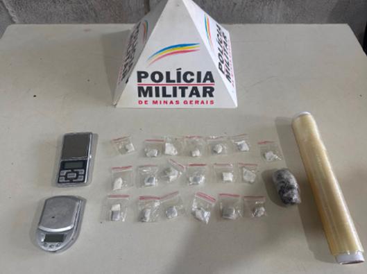 Droga sintética, balanças e papel filme apreendidos pela PM no “esconderijo da geladeira”, no Residencial Anatê II. (Foto/Divulgação/PMMG)