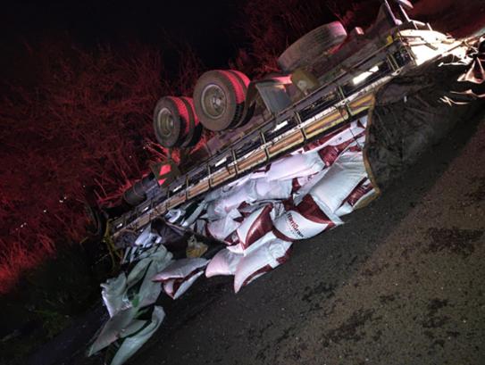 O motorista sofreu um corte profundo na região do supercílio e foi encaminhado pelo SAMU ao Hospital de Clínicas da UFTM para atendimento médico. (Foto/Divulgação/PMMG)