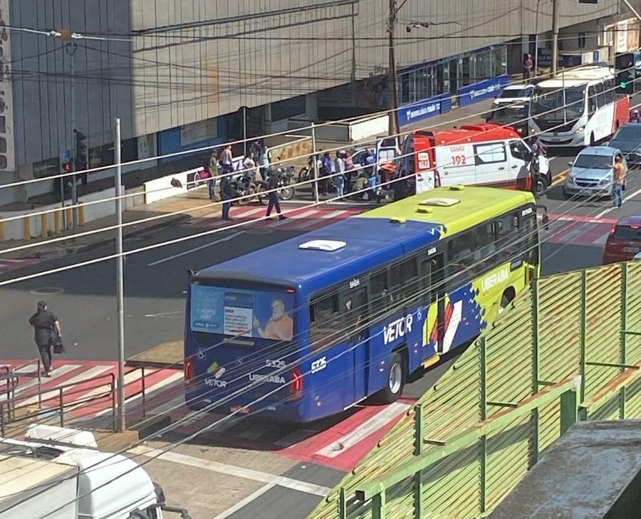 Motocicleta destruída e carro danificado após colisão na Avenida Guilherme Ferreira, na manhã desta terça-feira (18). (Foto/Reprodução)