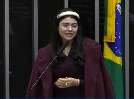 Mariana Ferrer discursa durante homenagem na Câmara (Foto/Reprodução)