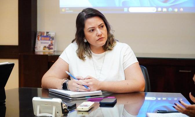 Em entrevista ao programa Pingo do J, da Rádio JM, a secretária explicou que a operação mira exclusivamente “a parte externa da licitação, e não a prestação do serviço” (Foto/Reprodução)