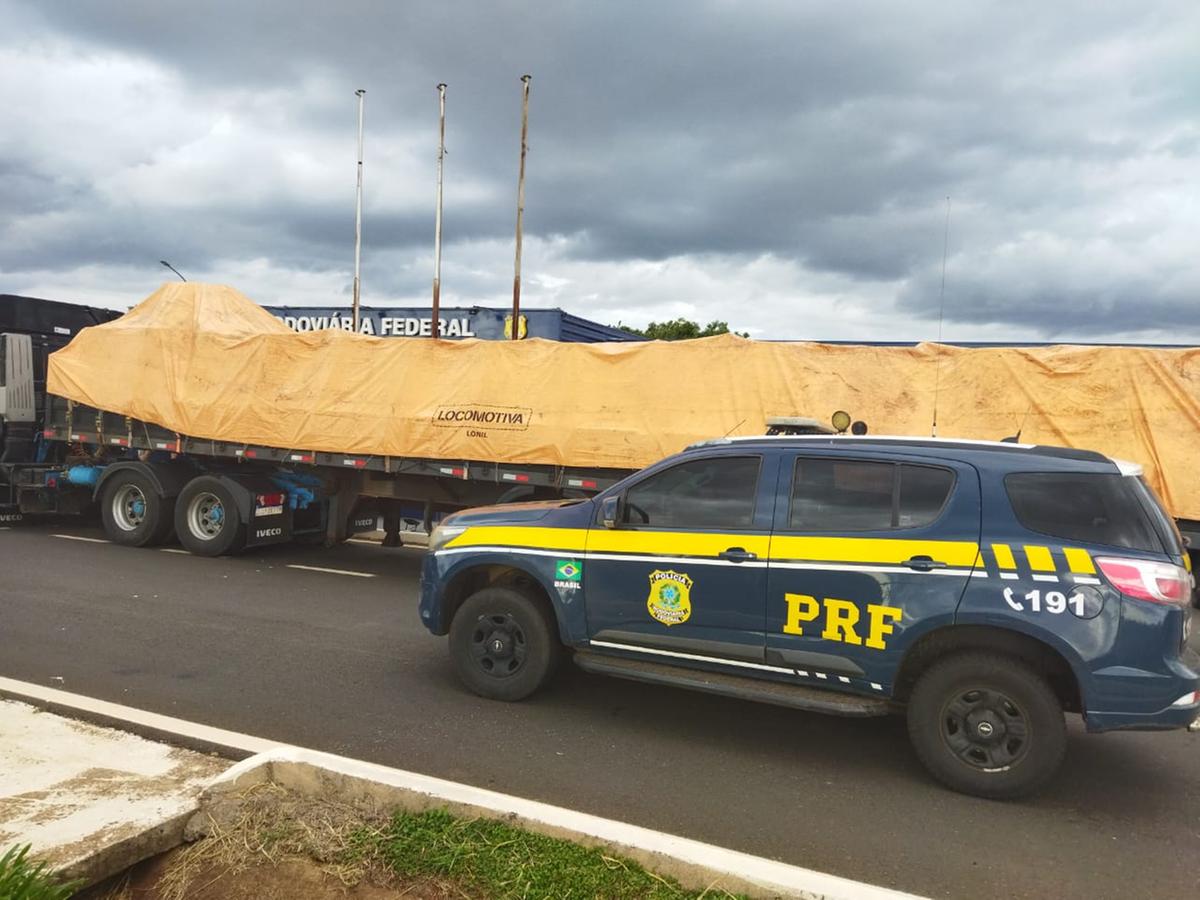 Durante as consultas aos sistemas e os procedimentos de identificação veicular, os agentes constataram que as placas instaladas no semirreboque pertenciam, na verdade, a outro veículo (Foto/Divulgação)