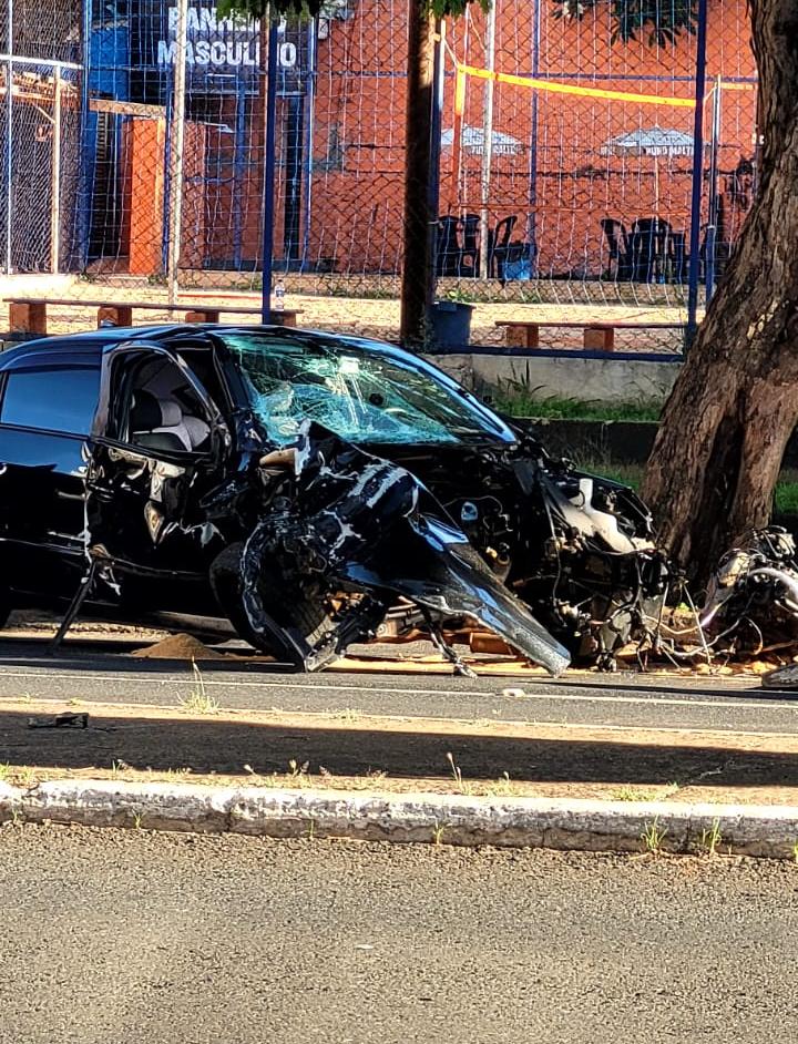 Um caminhão de incêndio foi empenhado para conter o vazamento de óleo que se espalhou pela pista após o impacto (Foto/Reprodução)