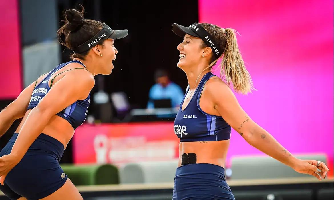 Thâmela e Vic avançaram com vitóira de virada sobre francesas (Foto/Divulgação/FIVB)